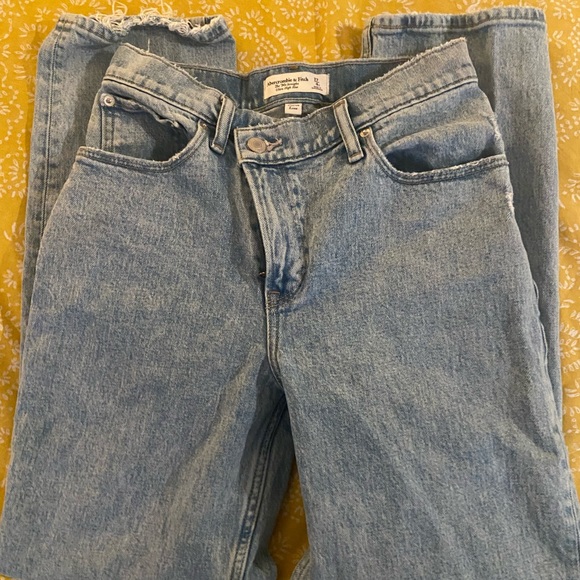 Abercrombie & Fitch Curve Love 90s Straight Ultra High Rise with Cross Over - Picture 3 of 6